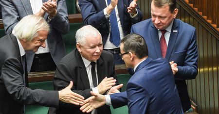 Nocne wpisy Morawieckiego. Bezlitosne komentarze