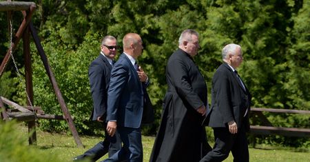 "Kaczyński kontempluje tu ciszę". Do tej miejscowości na Podkarpaciu pielgrzymują politycy PiS