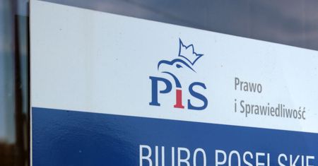 Napis "mordercy" na biurze posłów PiS. Jest śledztwo