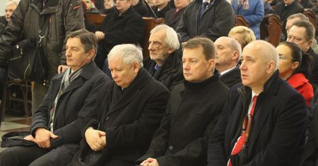 Msza z okazji miesięcznicy, a Macierewicz śpi, Błaszczak w telefonie. Internauci nie mają litości