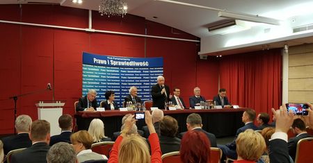 Posiedzenie klubu PiS. Zapadły decyzje ws. trzech stanowisk