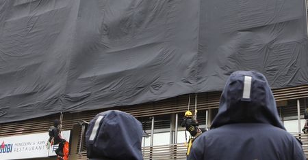 Policja zatrzymała aktywistów Greenpeace, którzy wywiesili banner na siedzibie PiS w Warszawie