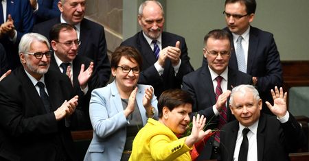 Sondaż: Już 14 proc. przewagi PiS nad Koalicją Europejską