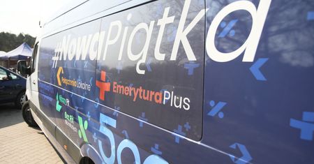 Piątka Kaczyńskiego. Ekonomiści: to rozdawnictwo źle się skończy