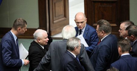 Głosowanie ws. KRS. Kulisy awantury w Sejmie. Nocna narada w PiS, marszałek Elżbieta Witek pod ostrzałem