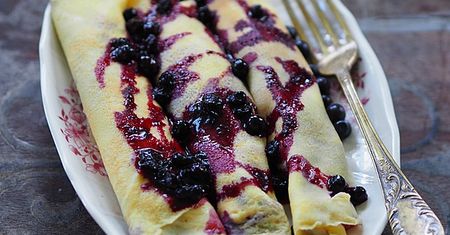 Przepis na naleśniki z jagodami i mascarpone. Idealny letni obiad
