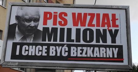 Partia Kaczyńskiego odpowiada na billboardy PO. "PiS odebrał miliony złodziejom"