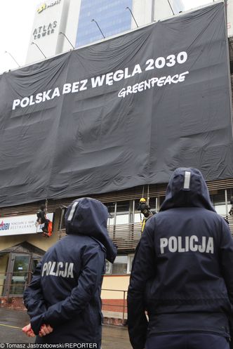 Policja zatrzymała aktywistów Greenpeace, którzy wywiesili banner na siedzibie PiS w Warszawie