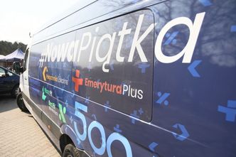 Piątka Kaczyńskiego. Ekonomiści: to rozdawnictwo źle się skończy