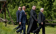 "Kaczyński kontempluje tu ciszę". Do tej miejscowości na Podkarpaciu pielgrzymują politycy PiS