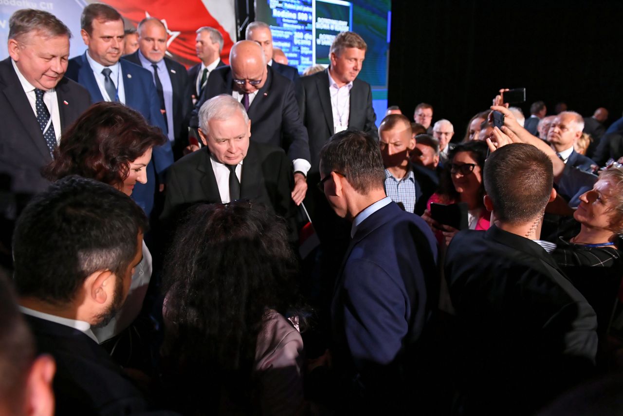 PiS może być spokojne o większość w Sejmie. Nowy sondaż