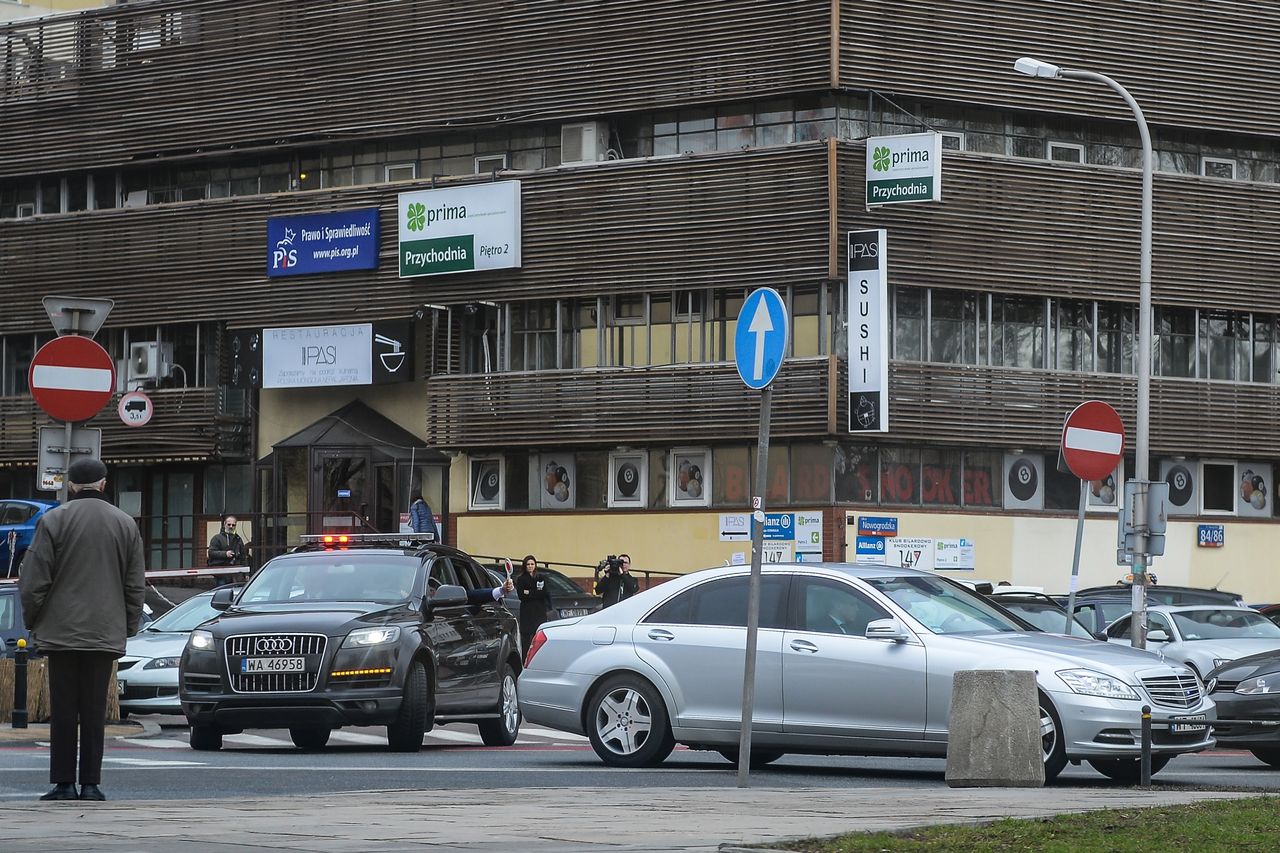 Prawo i Sprawiedliwość "odgradza się". Barierki przed siedzibą PiS