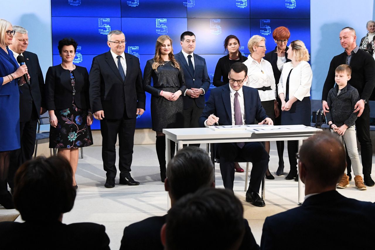 Piątka Kaczyńskiego. "DGP": Minister finansów została postawiona przed faktem dokonanym