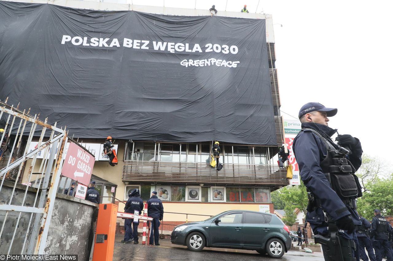 Greenpeace protestuje przeciwko węglowi. Wielki transparent na siedzibie PiS. Trwa ściąganie aktywistów