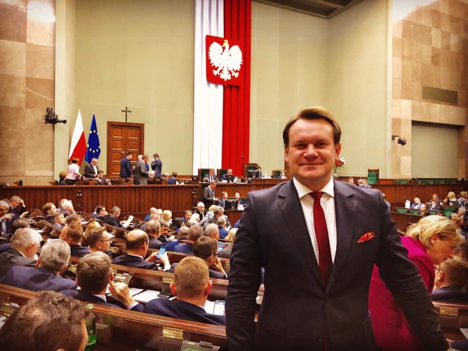 Parlament Europejski po brexicie. Dominik Tarczyński z PiS nowym europosłem. To kolejna funkcja dla polityka w UE