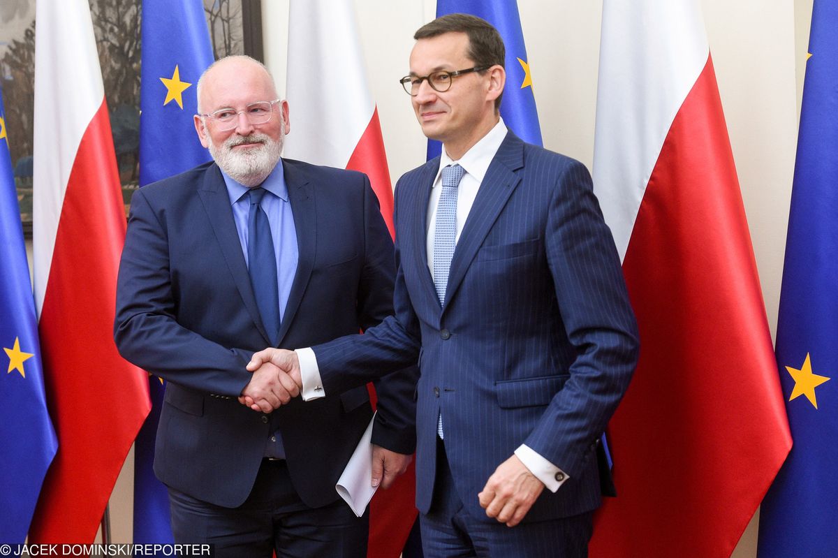 Sondaż: Większy odsetek Polaków popiera stanowisko rządu PiS wobec Timmermansa