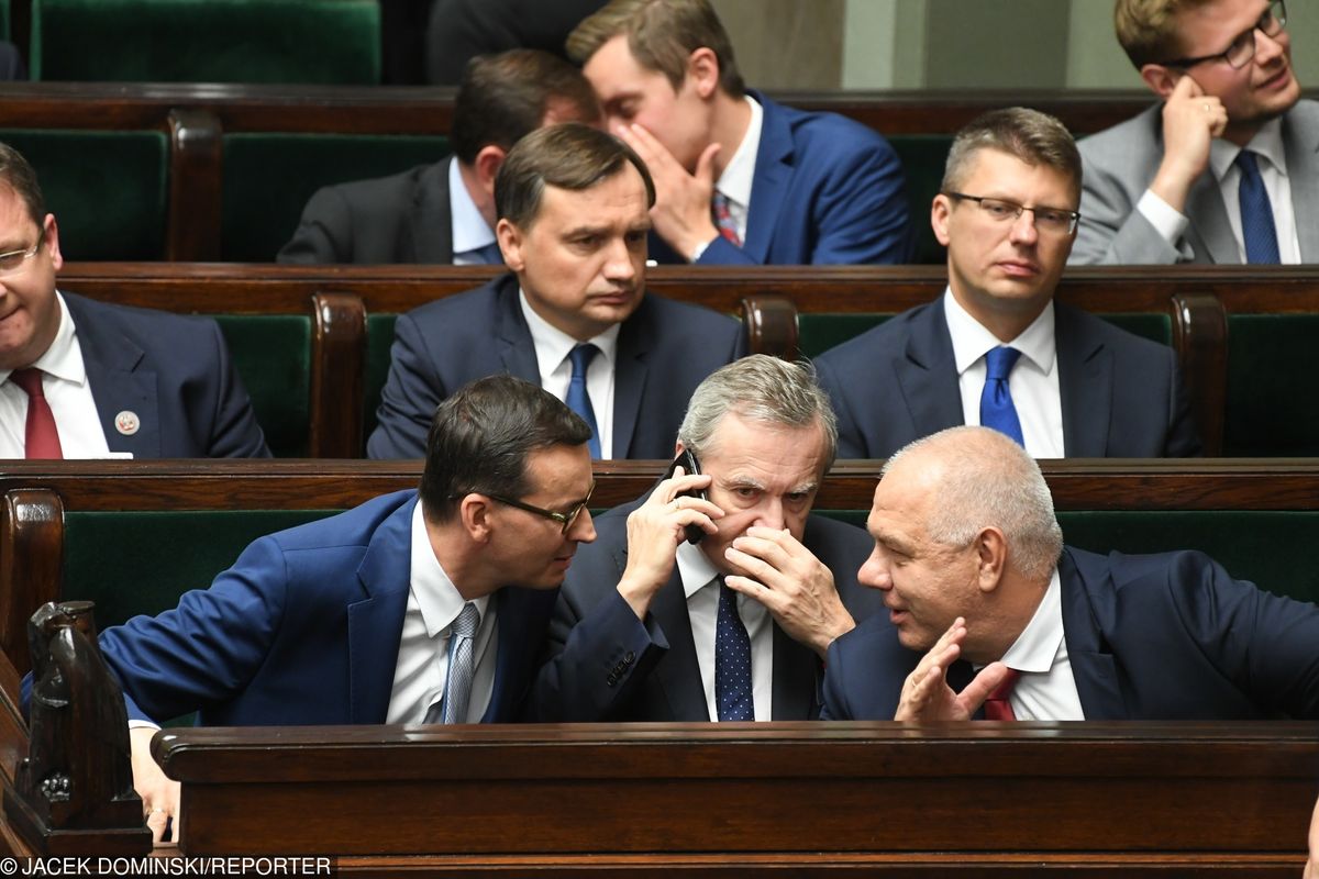 Wybory parlamentarne 2019. "Program PiS się drukuje". Jacek Sasin mówi o grubej książce