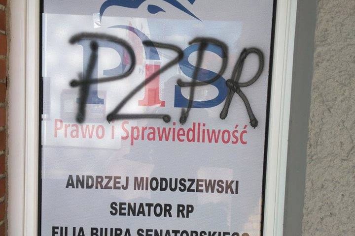 "PZPR" i "Czas na sąd ostateczny". Atak wandali na biura PiS