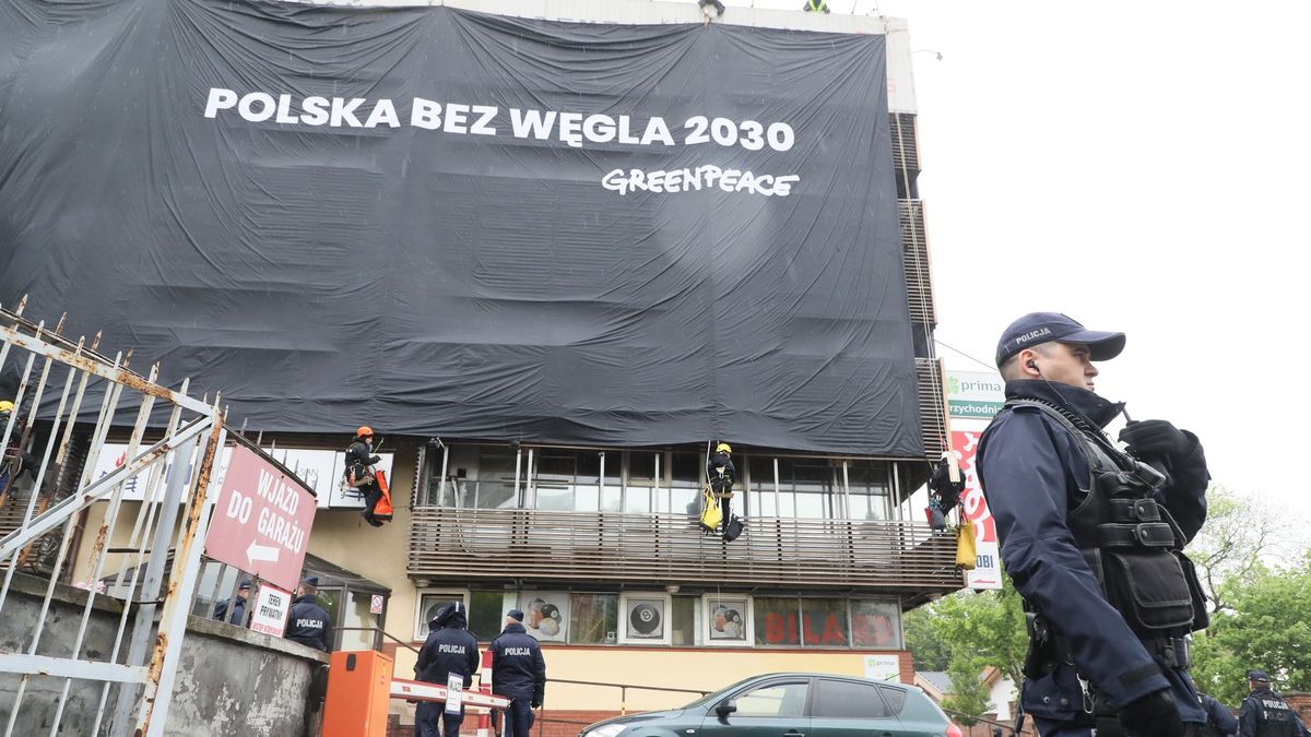 Transparenty z napisem "Polska bez węgla 2030" aktywiści Greenpeace zawiesili na siedzibie Prawa i Sprawiedliwości.
