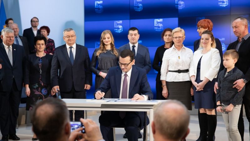 Zerowy PIT w ramach "Nowej Piątki" da młodym pracownikom "trzynastki". Ustawa wejdzie w życie 1 października.