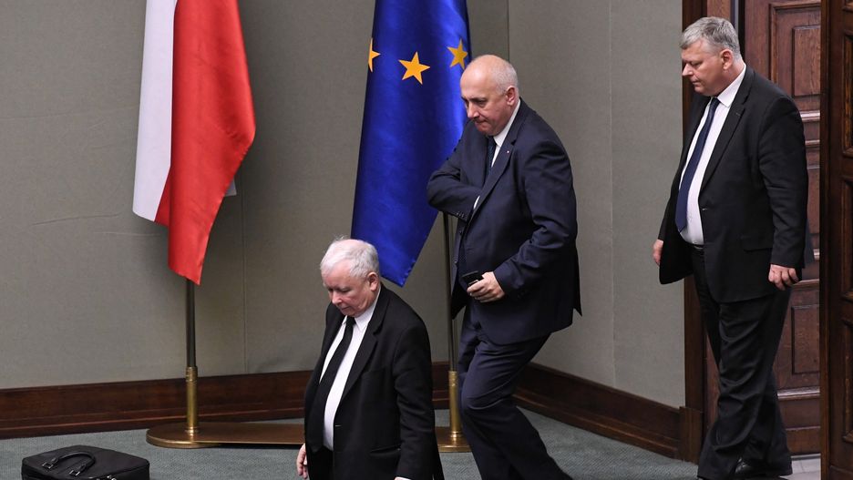 Jarosław Kaczyński i Joachim Brudziński, w tle flaga UE