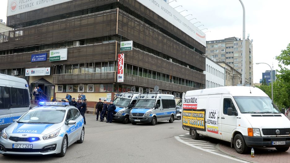 Siedziba PiS przy Nowogrodzkiej pilnowana przez policję