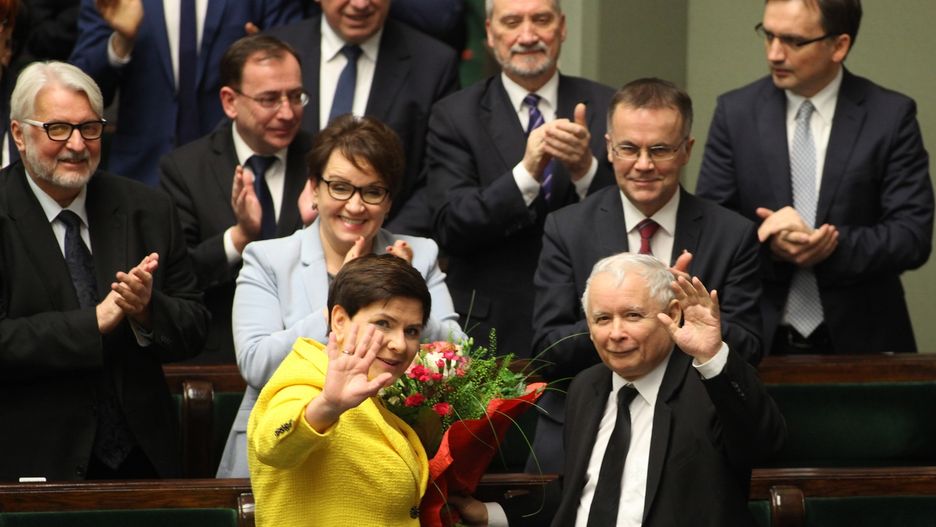 PiS liderem sondażu. PO odrabia straty.