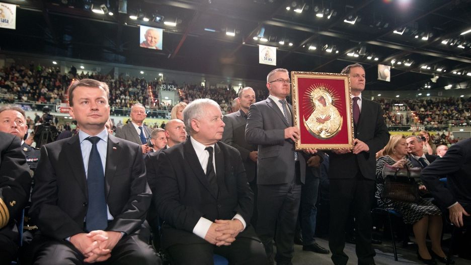 Prezes PiS Jarosław Kaczyński (w centrum) na 24. urodzinach Radia Maryja.