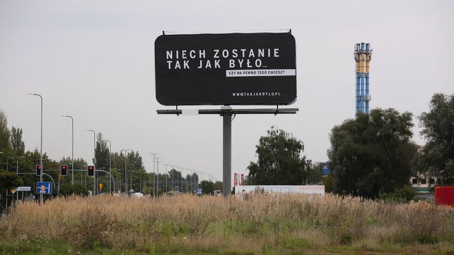 Billboard z napisem "Niech zostanie tak jak było" przy ulicy w centrum Kalisza.