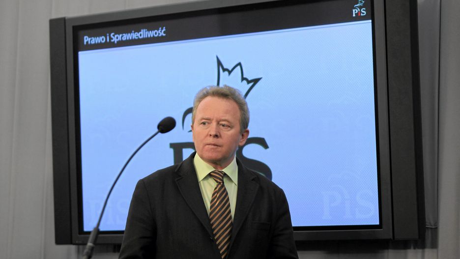 Janusz Wojciechowski miał skończyć z polityką. Ale nadal aktywnie ją komentuje.