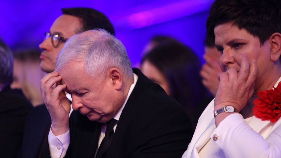Prezes PiS Jarosław Kaczyński (pośrodku) powoli zaczyna już chyba myśleć o rekonstrukcji rządu.
