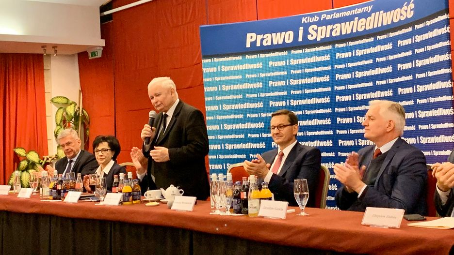 Posiedzenie klubu parlamentarnego PiS. Przemawia Jarosław Kaczyński.