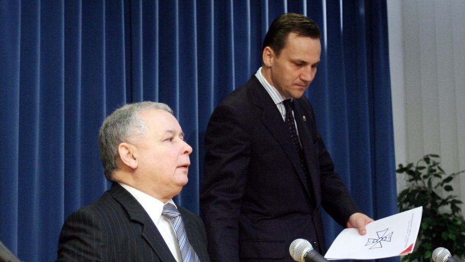Prezes PiS Jarosław Kaczyński i były minister spraw zagranicznych Radosław Sikorski (zdj. arch.)