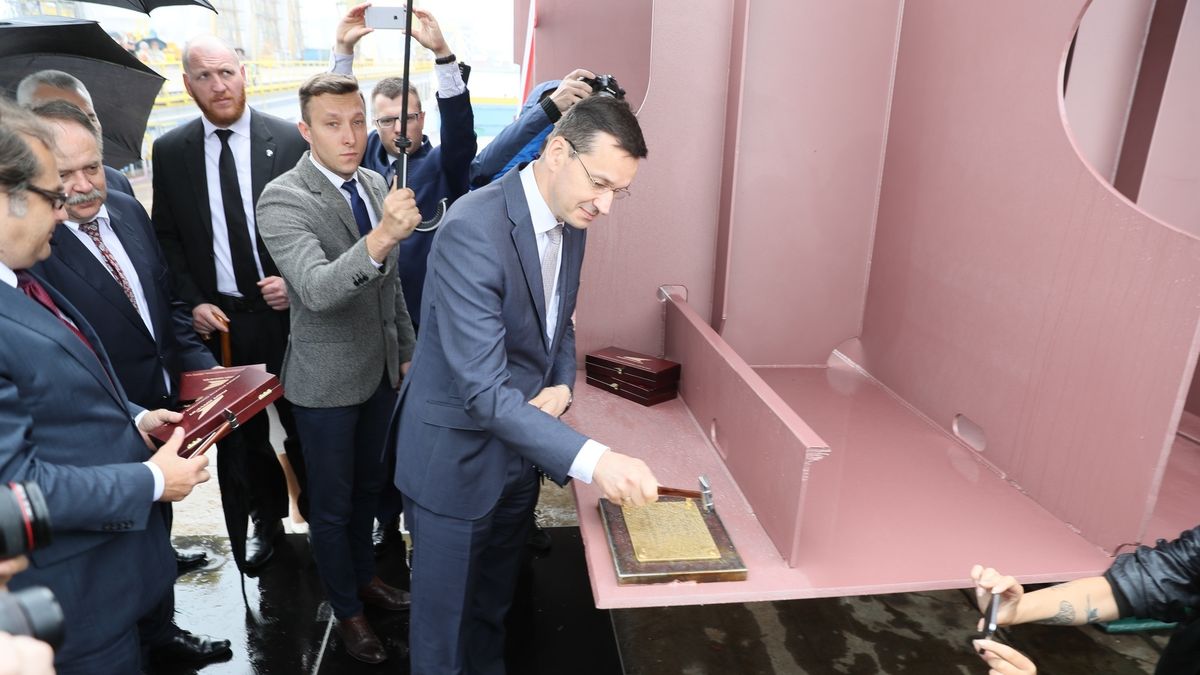 Czerwiec 2017 roku. Mateusz Morawiecki kładzie stępkę pod budowę polskiego promu. Dwa lata minęły, a projektu nadal nie ma.