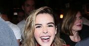 LOOK OF THE DAY: Kiernan Shipka w spodniach lakierkach