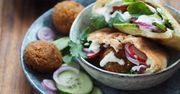 Falafel, pita i sos jogurtowy z tahini. Kanapka na weekend