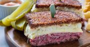 Reuben sandwich. Najpopularniejsza kanapka świata
