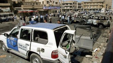 Tłum Irakijczyków zebrał się na miejscu wybuchu samochodu-pułapki