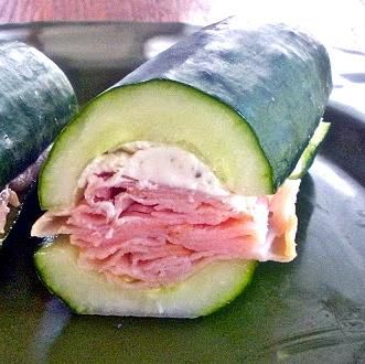 Twarożek zamiast masła w połączeniu z szynką to kapitalne połączenie smaków.