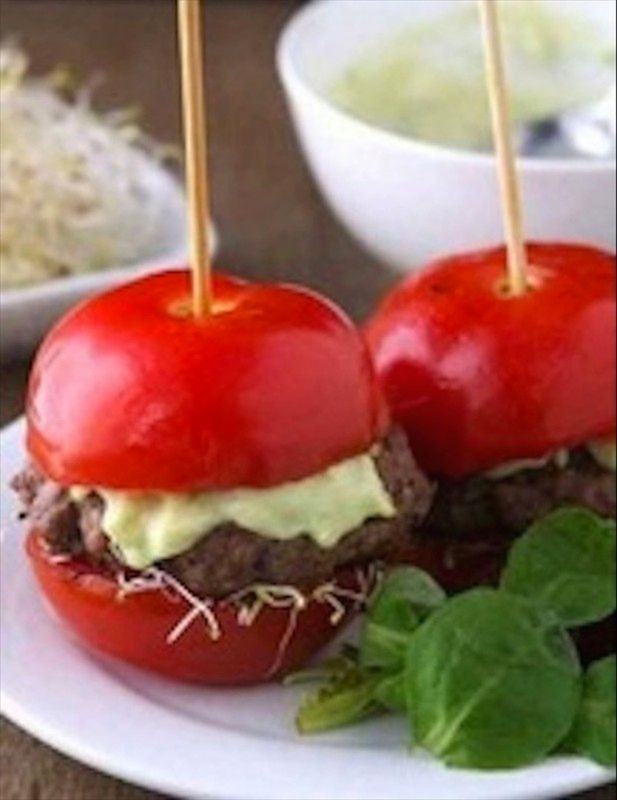 Dodaj do środka mięso, ser i awokado. Coś dla tych, którym potrzebne są kalorie.