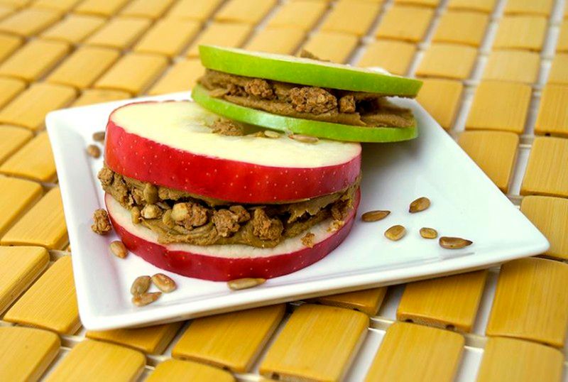 To prawda, jabłka nie są warzywami, ale można je wykorzystać do stworzenia pysznej kanapki. Między plastry włóż masło orzechowe, słoneczinki i orzechy włoskie. Idealne jako przekąska!