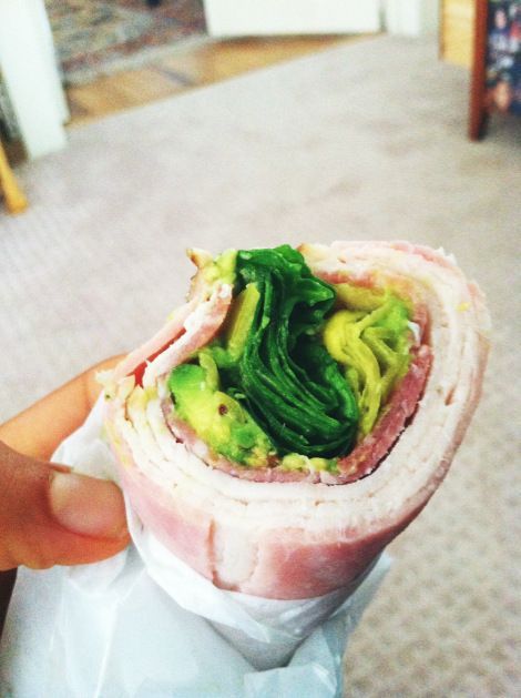 Zamiast tortilli użyj gotowanej szynki. W tym wariancie do środka włożono salami, szpinak, cebulę i awokado.