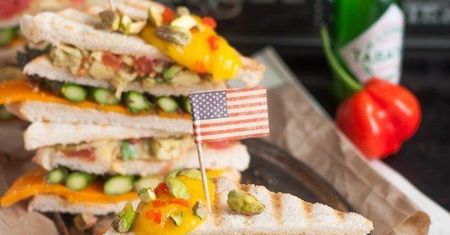 Sandwicze z cheddarem, szparagami, guacamole i ostrym sosem mango