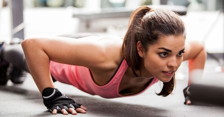 Standardowe, szerokie i diamentowe pompki. Najskuteczniejsze rodzaje pompek