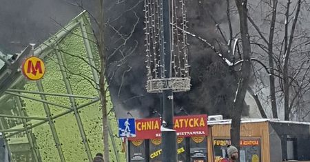 Eksplozja w budce z kebabem. Obok rozbiórka samolotu