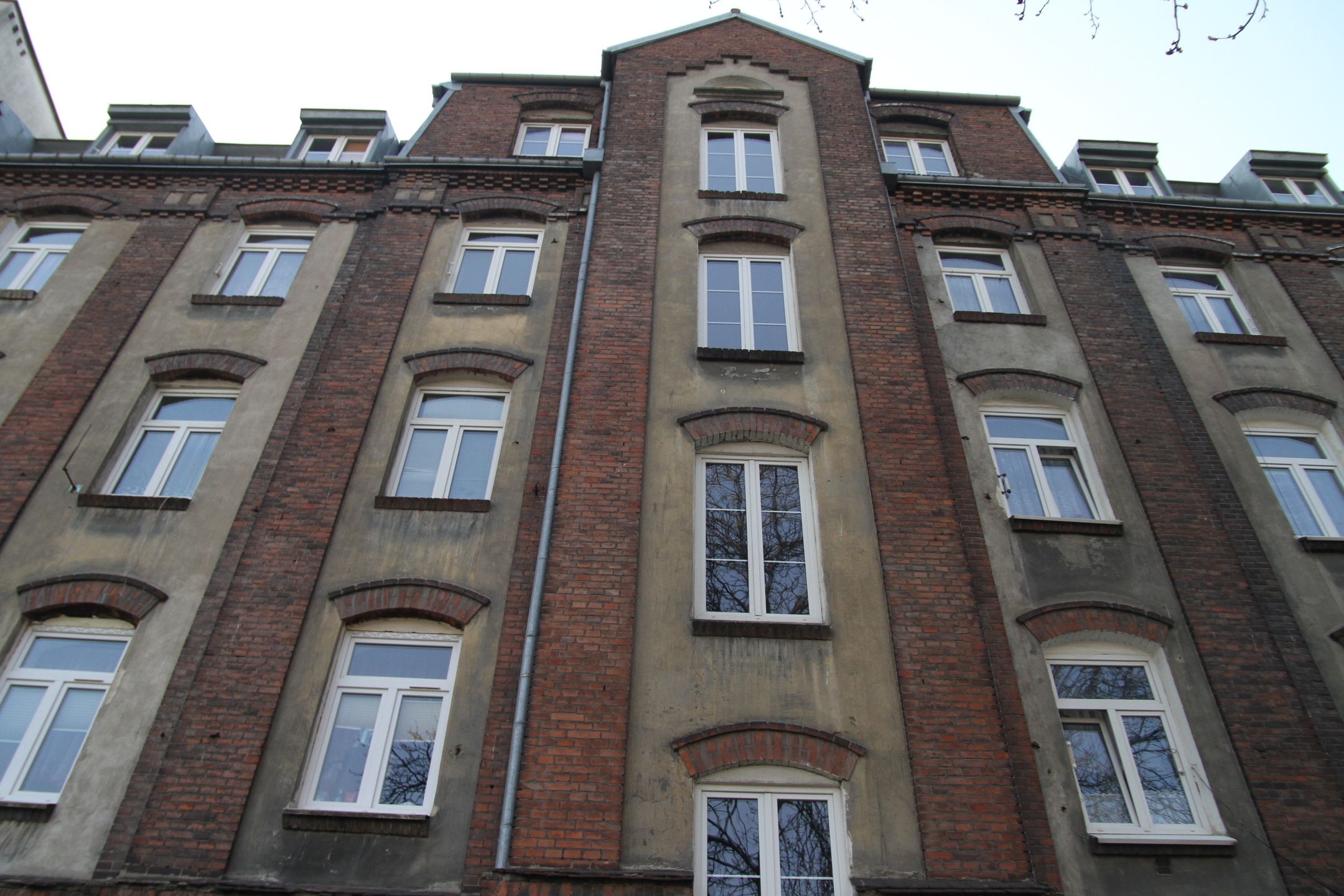 Front zabytkowej kamienicy przy ul. Bema. 
