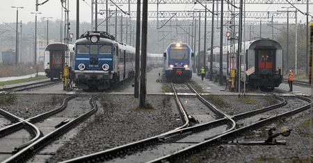 Pociągi nie mogły wjechać na peron. Kibice rzucili racę