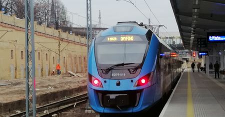 Dodatkowe wagony i śledzenie obłożenia pociągów przez internet. PKP przygotowuje się na święta