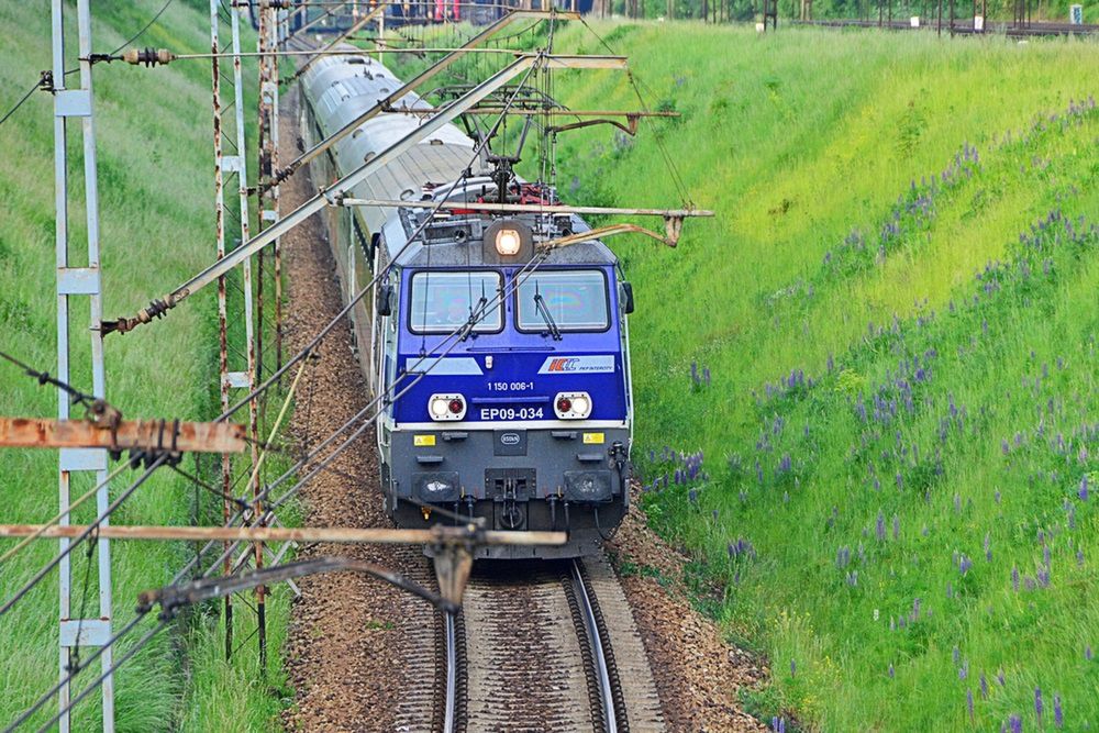 Uszkodzona sieć trakcyjna na trasie Warszawa-Białystok