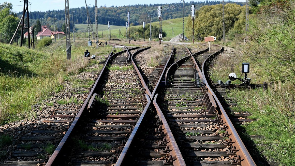 Pociągami bardzo trudno jest dojechać nie tylko do małych miasteczek, ale niekiedy też do miast powiatowych. 